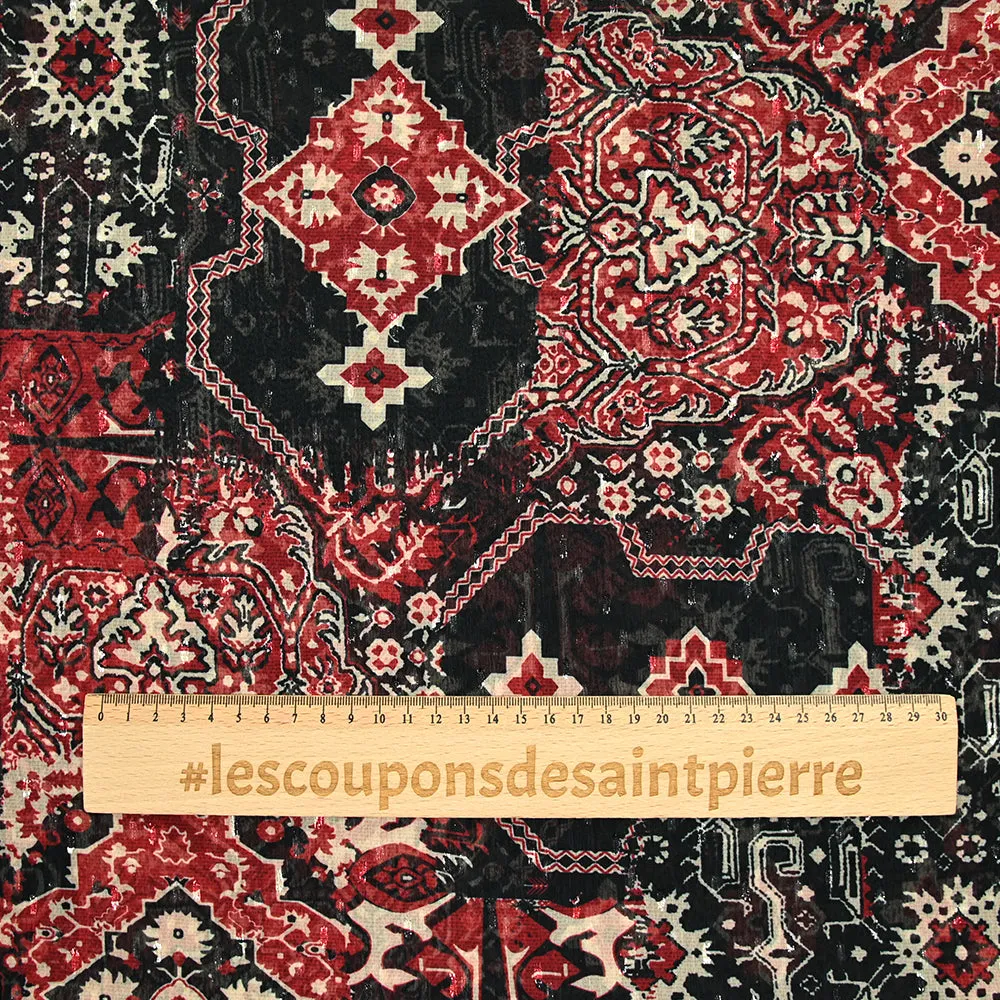Mousseline imprimée plumetis lurex ornement rouge fond noir