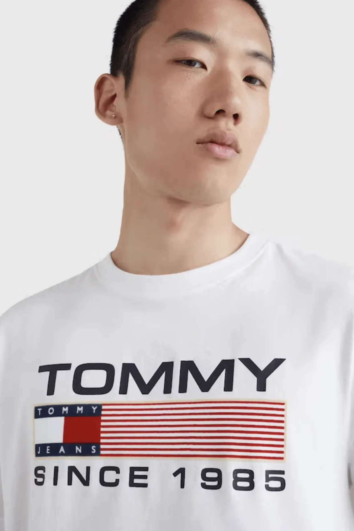 TOMMY JEANS CLASSIC ATHLETIC TWIST LOGO TEE - WHITE