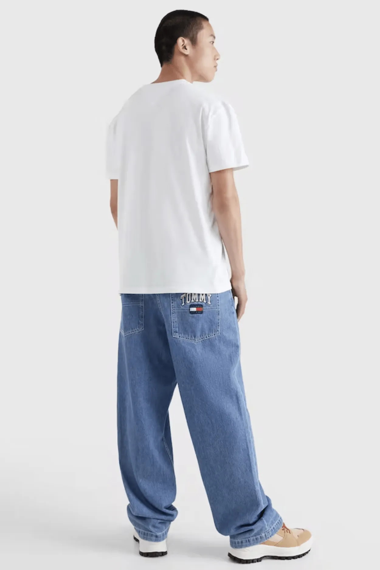 TOMMY JEANS CLASSIC ATHLETIC TWIST LOGO TEE - WHITE